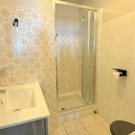 Pour 4 Avec Piscine Et Parking A - Fr-1-529-295